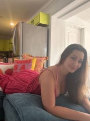 Sono disponibile per incontri sessuali a pagamento. 