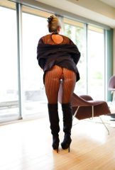 Esuberante Signora 42enne, insospettabile in piedi, ma intimamente irrequieta... con qualche vizietto.... e tanti f u r o r i uterini tra le gambe....