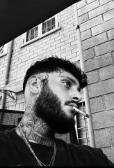 Sono un ragazzo gay romano in cerca di uomini dotati e palestrati . Scrivetemi su instagram _leonardoo__7 o telegram sosagang999