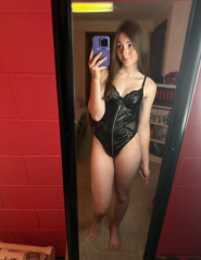 Ho un dildo da 23 cm, sempre duro e bagnato, che adorerai, e un culo da urlo. Le tue fantasie sono le mie fantasie. Soddisfo i tuoi desideri senza tab
