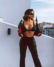 Bella, piccante, elegante e raffinata, sono molto entusiasta e birichina. 😜 Sexy e appassionata, ho un seno naturale splendido e sono una vera e prop