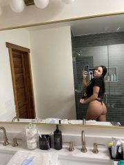 SONO NUOVO NELLA ZONA E DISPONIBILE🤤👅 PER I TUOI DESIDERI OSCURI.🍑🍆 CONTATTO TRAMITE T.E.LE: @Sandra_r4