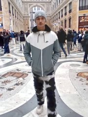 Dolce e performante ragazzo in cerca di calda e vogliosa donna