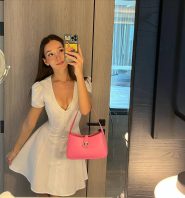 Bella ragazza disponibile su WhatsApp +393780074858 per incontri sessuali e massaggi.