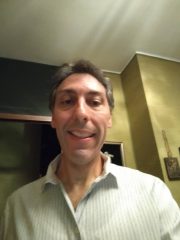 Sono un persona molto dolce sensibile e di compagnia soprattutto molto gentile.