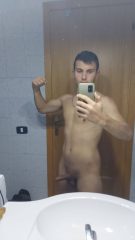 Ragazzo vergine cerca donna per prima notte di sesso