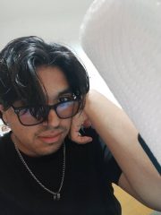 Mi chiamo Carlo sono un ragazzo single che gli piace scopare e vuole essere usato come un giocattolo sessuale da le donne e farmi svuotare le palle.