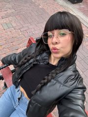 Ciao, piacere di conoscerti e da dove vieni e quanti anni hai, sono disponibile per massaggi ☺️