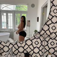 Mi piace essere penetrata delicatamente all'inizio, poi con forza e potenza. A pecorina, una posizione che mi piace se mi accarezzi 