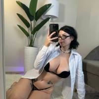 Disponibile per i vostri servizi sessuali 