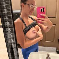 Ciao, mi chiamo Flora Clara. Sono disponibile a raccontare una storia interessante. Scrivimi su WhatsApp.