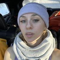 Sono disponibile a succhiarti il cazzo e a farti un massaggio. 