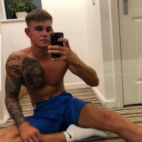 Sono disponibile 24 ore su 24, 7 giorni su 7, e sono un uomo gay, sia attivo che passivo. 