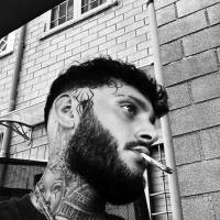 Sono un ragazzo gay romano in cerca di uomini dotati e palestrati . Scrivetemi su instagram _leonardoo__7 o telegram sosagang999