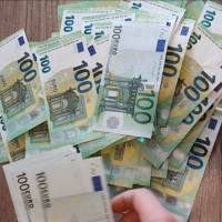 Euro, dollari americani, sterline inglesi ecc. autentici e dall'aspetto reale in vendita