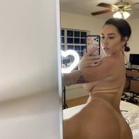 Sono disponibile per il vostro piacere.