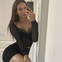 Come da titolo, sono una vera studentessa che ama combinare l'utile con il piacevole nel tempo libero. Non sono una professionista, mi piace prima sca