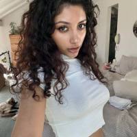 chiamo Patrizia e sono una donna matura, appassionata, con un corpo femminile e desideroso di piacere. Ho una sensualità naturale che traspare in ogni