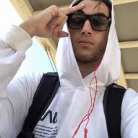 Sono un ragazzo giovane, pronto solo per sottostarti tutta la notte 