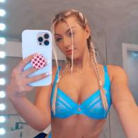 Adora le carezze e i lunghi preliminari. Farmi leccare la mia morbida e bagnata figa e schizzare ovunque come una vera fontana... mmm 👅💦