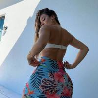 Vieni a baciare il mio culo bagnato, succoso e stretto.  