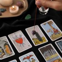 Cartomante Serena: lettura esperta per amore e fortuna
