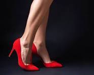 PADRONA ITALIANA MATURA PER SOLI ITALIANI SOTTOMESSI ALLA PADRONA  AMANTI DEL  PIEDE FEMMINILE