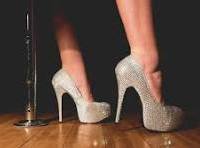 PADRONA ITALIANA DEA DOMINANTE CON TANTA ESPERIENZA NEL MONDO BDSM SOLO PER SCHIAVI ITALIANI ADORATORI DEL PIEDE FEMMINILE 