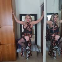 GIOVANE DONNA CON AMICA INTRIGANTE