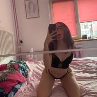 Pelle chiara e luminosa. Nella tua macchina o a casa mia, come preferisci.