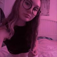 Ragazza di 25 anni cerca uomo per dating e relazione seria