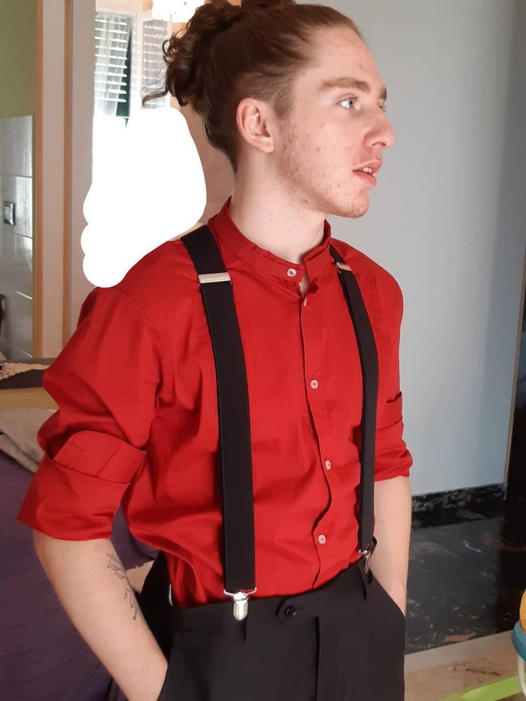 Giovane ragazzo per passatempi di puro piacere