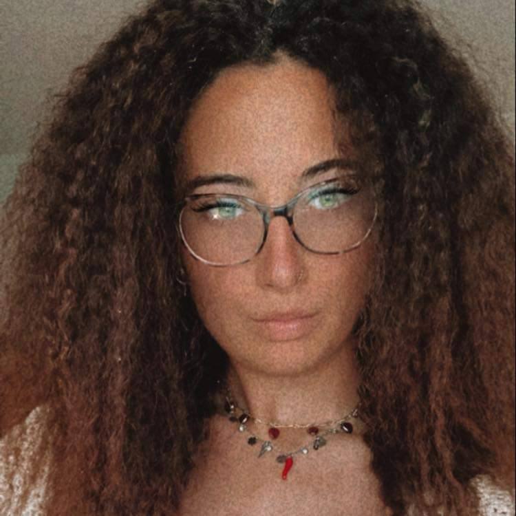 Sono gilda vera porca hot sfondatemi come si deve
