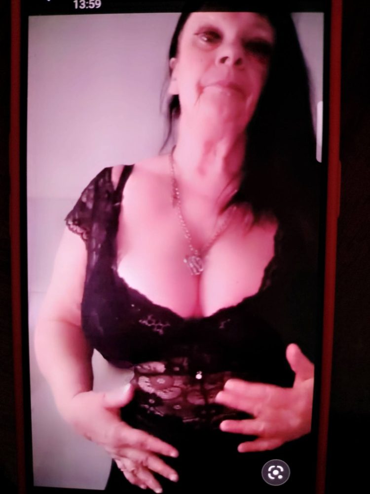 Donna matura da Oleggio x momenti di piacere 