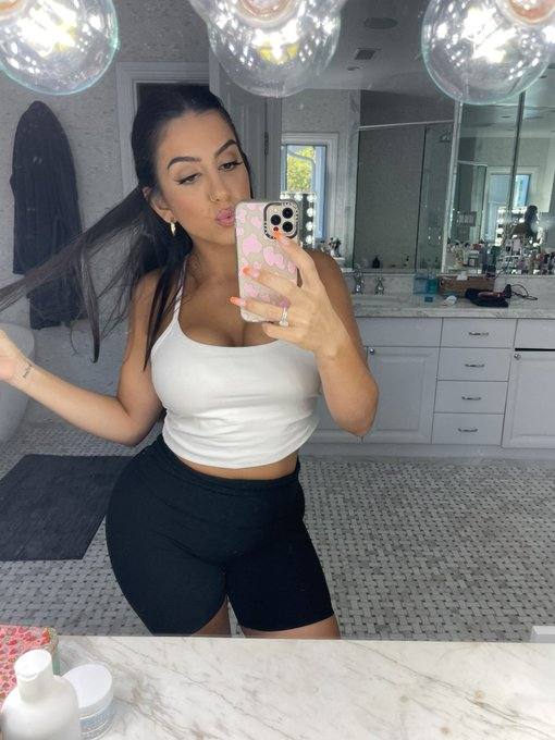 Sono una escort e sono disponibile per incontri sessuali a pagamento 🥰