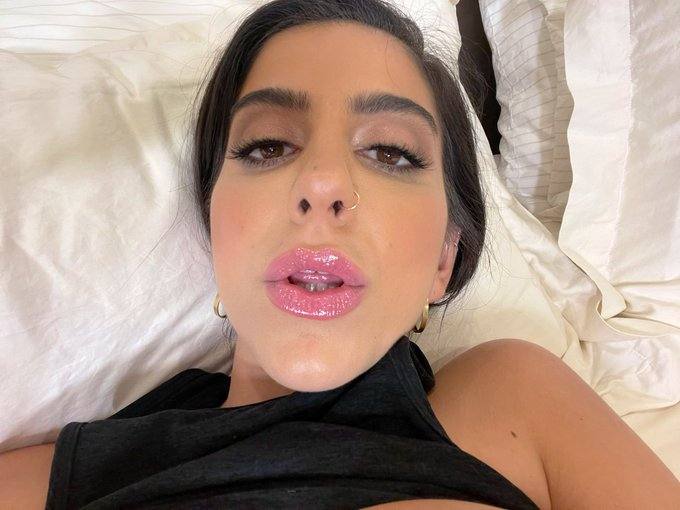 Sono una escort e sono disponibile per incontri sessuali a pagamento 🥰