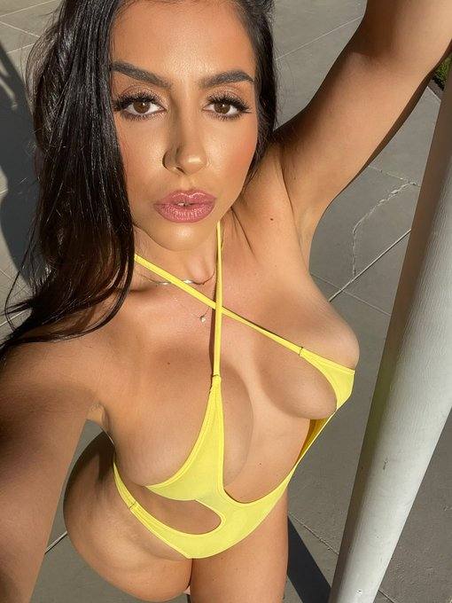 Sono una escort e sono disponibile per incontri sessuali a pagamento 🥰