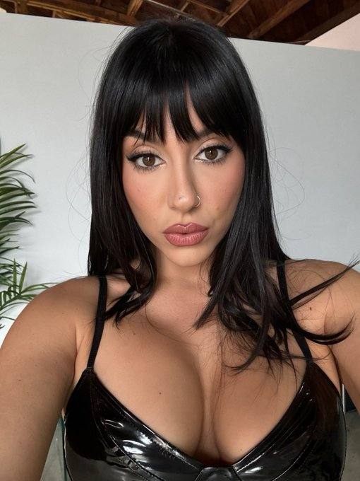 Sono una escort e sono disponibile per incontri sessuali a pagamento 🥰