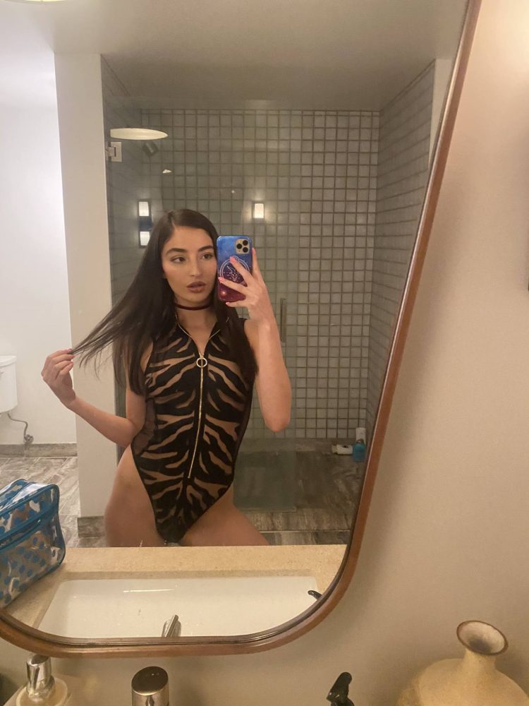 Durante le mie ore libere sono disponibile per incontri sessuali a pagamento e faccio anche sexcam
Scrivimi su Telegram :t.me/capo121