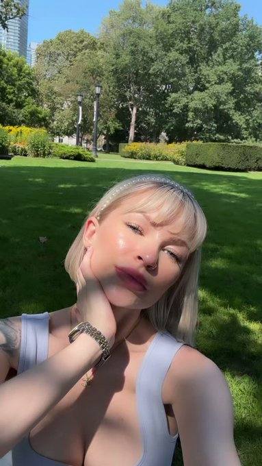 Sono disponibile. Una donna bella e romantica, pronta a tutto. Ecco il mio Telegram: @Melodouce