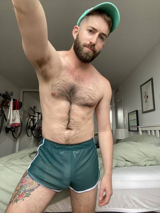 Ho un dildo da 23 cm, sempre duro e bagnato, che adorerai, e un culo da urlo. Le tue fantasie sono le mie fantasie. Soddisfo i tuoi desideri senza tab