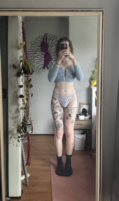 Ho un dildo da 23 cm, sempre duro e bagnato, che adorerai, e un culo da urlo. Le tue fantasie sono le mie fantasie. Soddisfo i tuoi desideri senza tab