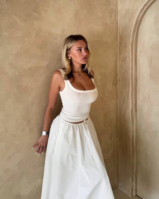 Mi chiamo Nora Flet, sono nuova qui e sono disponibile per tutti i vostri piaceri. 