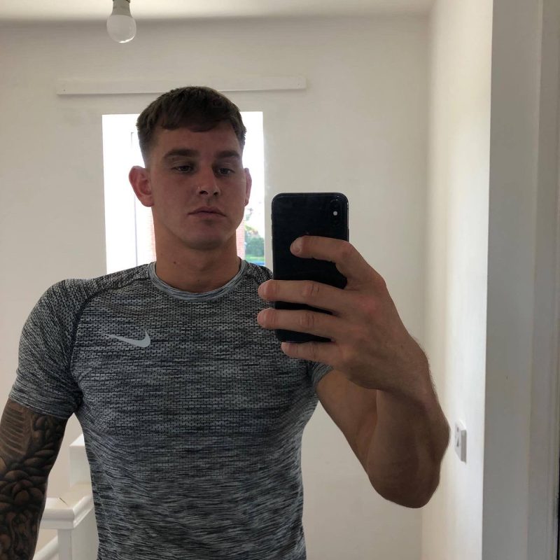 Sono un uomo gay, sia attivo che passivo, e ho un pene di 23 cm.🍆🍑