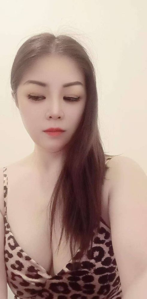 2 ragazze asiatiche molto bene e giovani 