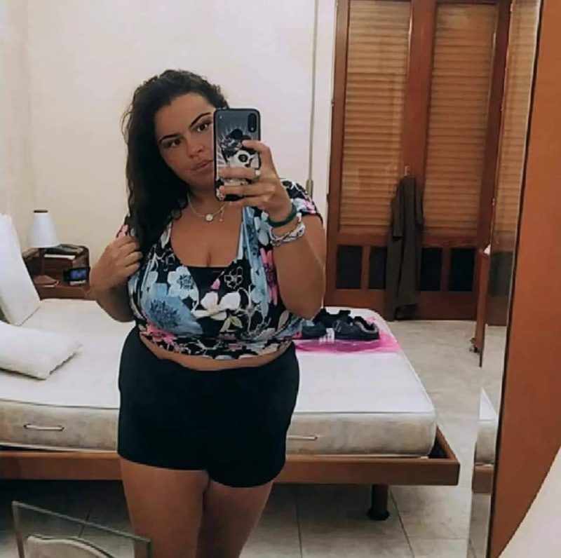 Claudia fichera hot tutta per voi , mi piace fare ottimi pompini con ingoio e squirting in faccia agli uomini. Sono una grande vacca e sono per voi