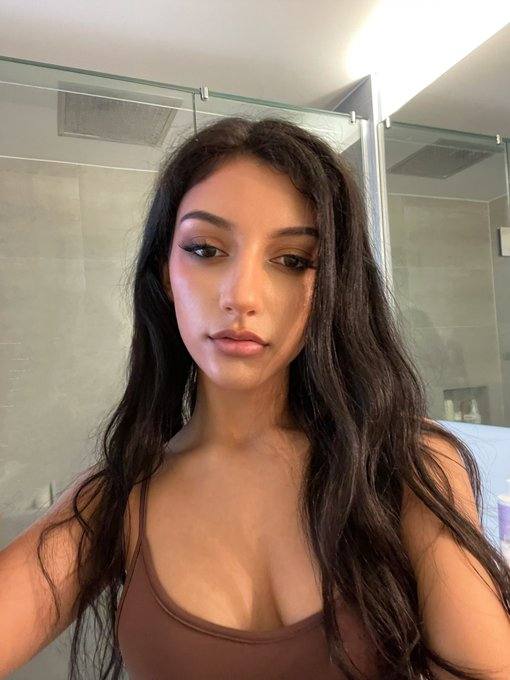 Mi chiamo Diana, ho 28 anni e sono disponibile per un incontro sessuale a pagamento. Se sei interessato, scrivimi su WhatsApp 😘😘😘😘🥰