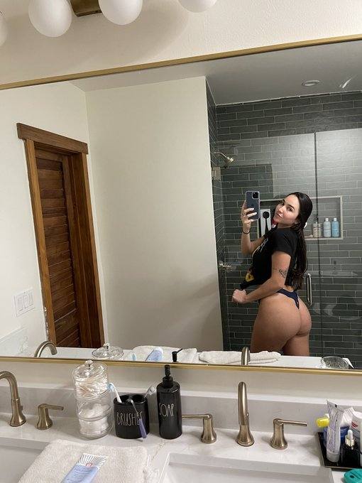 SONO NUOVO NELLA ZONA E DISPONIBILE🤤👅 PER I TUOI DESIDERI OSCURI.🍑🍆 CONTATTO TRAMITE T.E.LE: @Sandra_r4