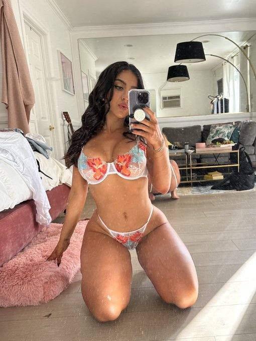 Sono una escort e sono disponibile per incontri sessuali a pagamento 🥰