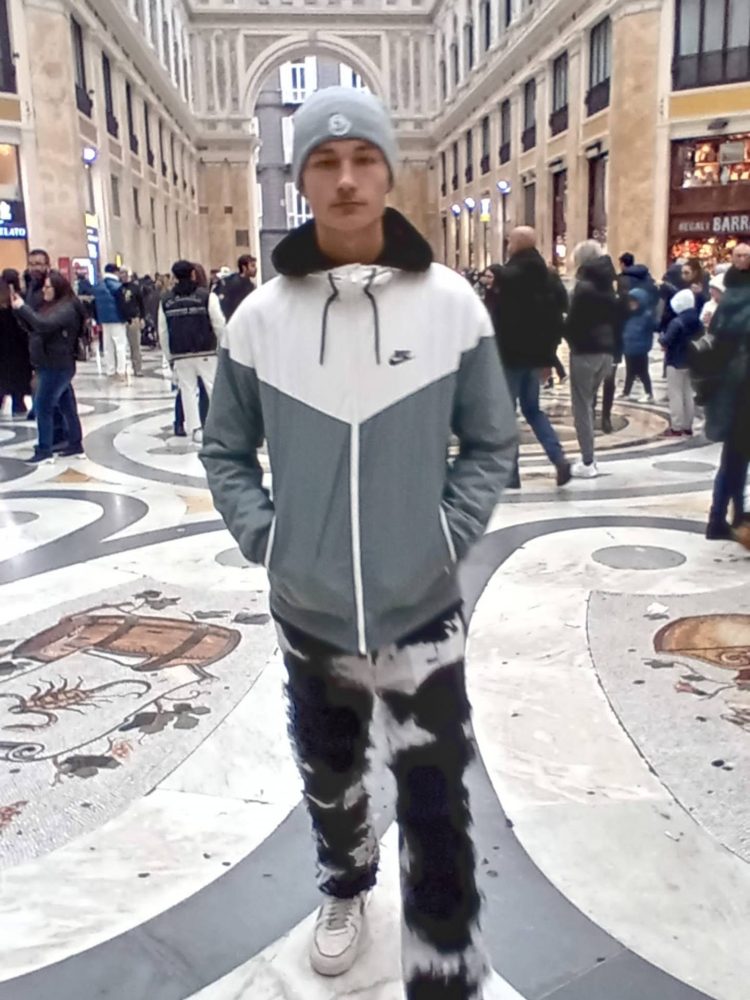 Dolce e performante ragazzo in cerca di calda e vogliosa donna